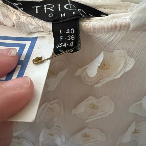 NWT Tricot Chic Flower Textured White/Cream/Gold Dress. Size 4 - Picture 4 of 5